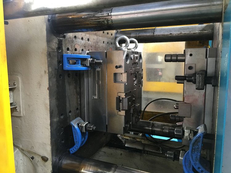 塑胶模具设计在专业电动工具制造中的关键角色 双色注塑与加工实践